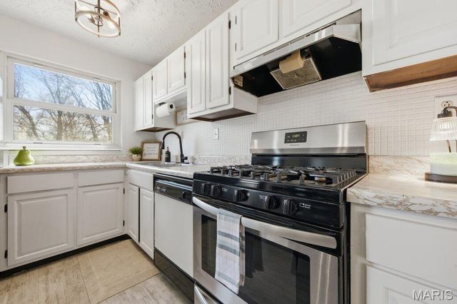 5332 Ville Angela Lane, Hazelwood, MO 63042