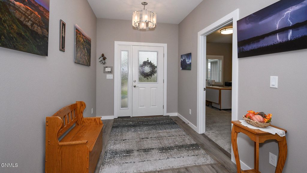 307 Colt Avenue, Bismarck, ND 58503 photo 2