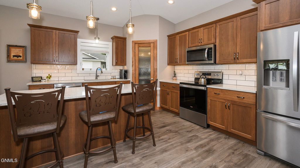 307 Colt Avenue, Bismarck, ND 58503 photo 3