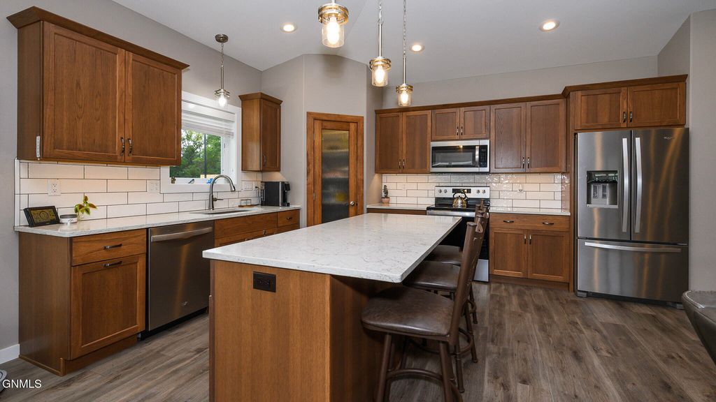 307 Colt Avenue, Bismarck, ND 58503 photo 4