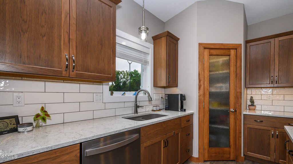 307 Colt Avenue, Bismarck, ND 58503 photo 5