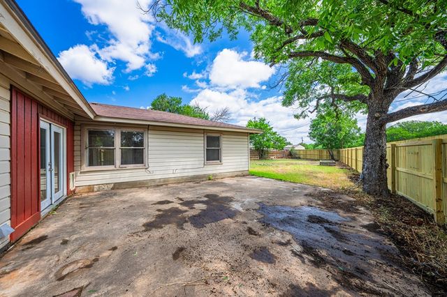 700 Lee St, Kerrville, TX 78028