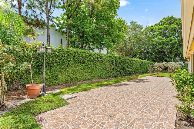 226 Moccasin Trail W, Jupiter, FL 33458