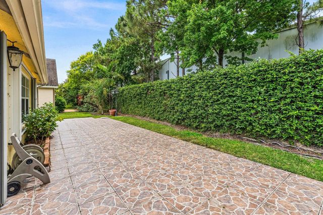 226 Moccasin Trail W, Jupiter, FL 33458
