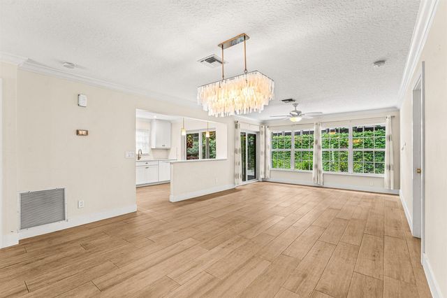 226 Moccasin Trail W, Jupiter, FL 33458