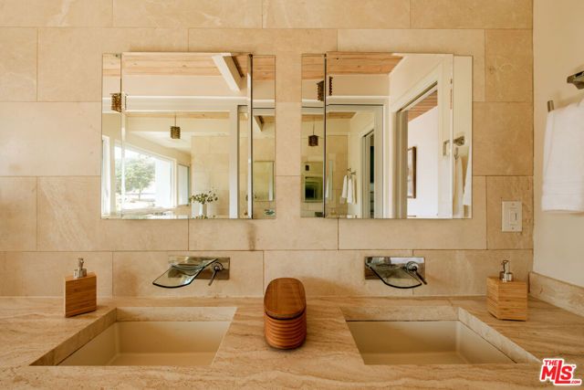 26094 Mulholland Highway, Calabasas, CA 91302