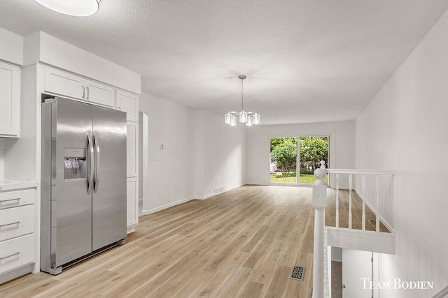 201 BONA VISTA Drive NW 21, Grand Rapids, MI 49504