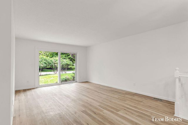 201 BONA VISTA Drive NW 21, Grand Rapids, MI 49504
