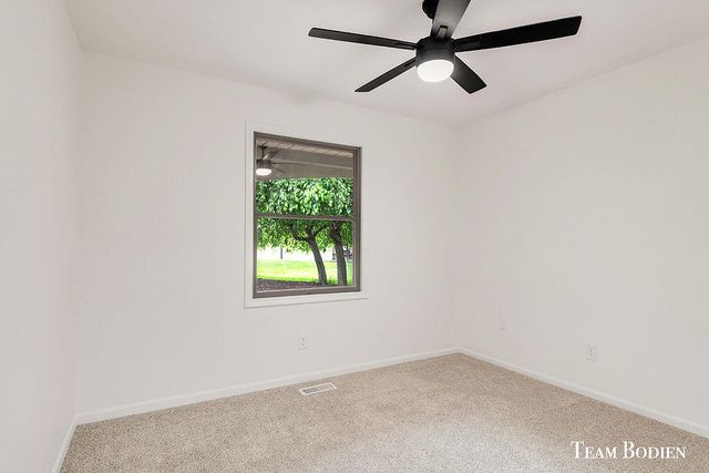 201 BONA VISTA Drive NW 21, Grand Rapids, MI 49504