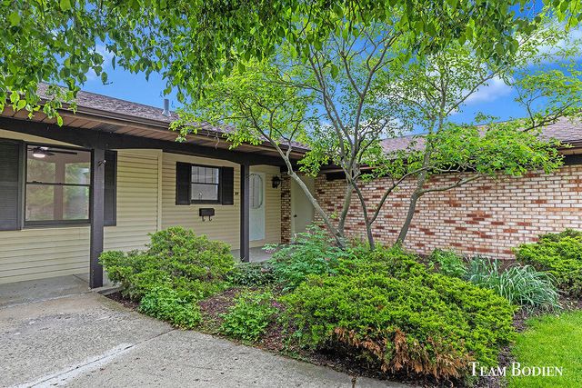 201 BONA VISTA Drive NW 21, Grand Rapids, MI 49504