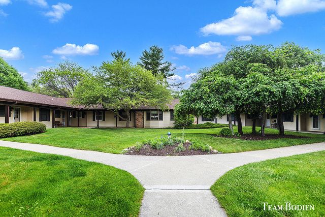 201 BONA VISTA Drive NW 21, Grand Rapids, MI 49504