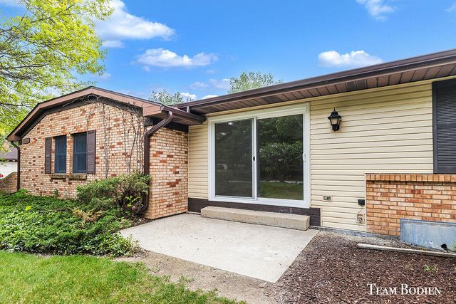 201 BONA VISTA Drive NW 21, Grand Rapids, MI 49504