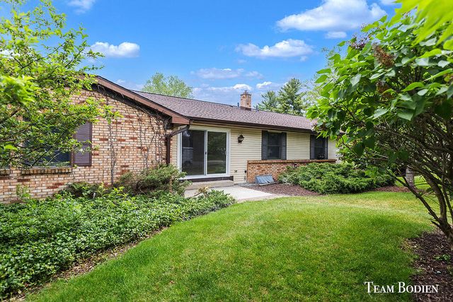 201 BONA VISTA Drive NW 21, Grand Rapids, MI 49504