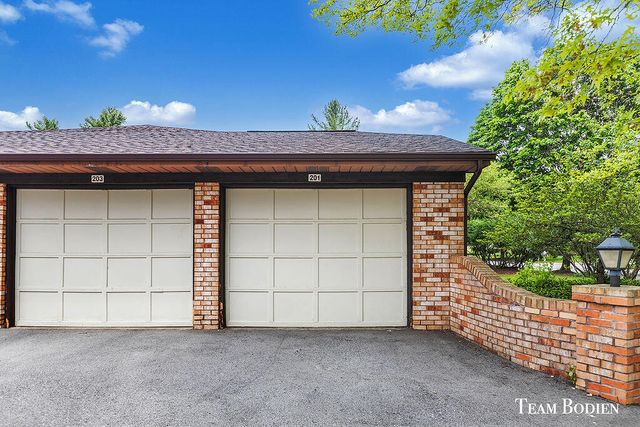 201 BONA VISTA Drive NW 21, Grand Rapids, MI 49504