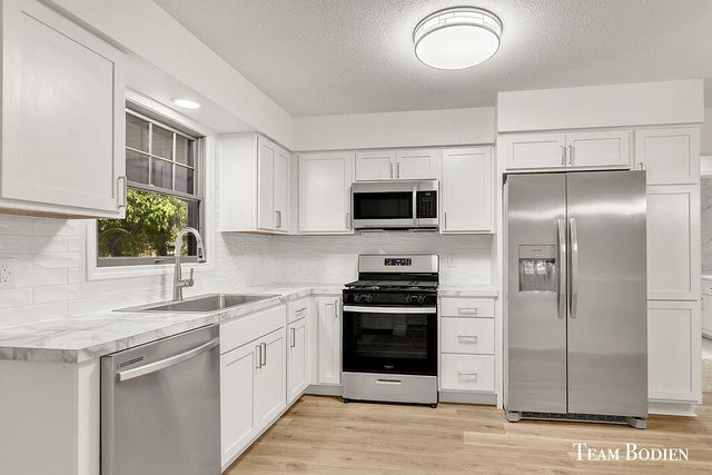 201 BONA VISTA Drive NW 21, Grand Rapids, MI 49504