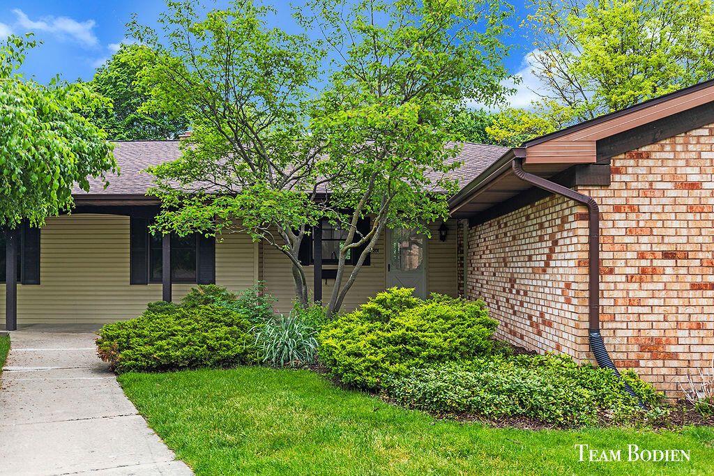 201 BONA VISTA Drive NW 21, Grand Rapids, MI 49504