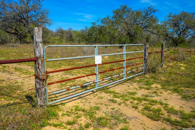 9521 Fm 1303, Floresville, TX 78114