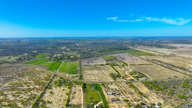 9521 Fm 1303, Floresville, TX 78114