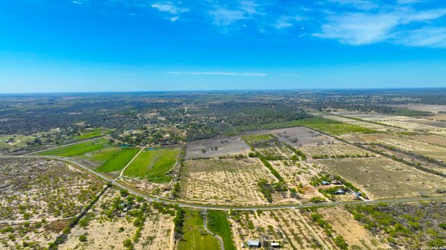 9521 Fm 1303, Floresville, TX 78114