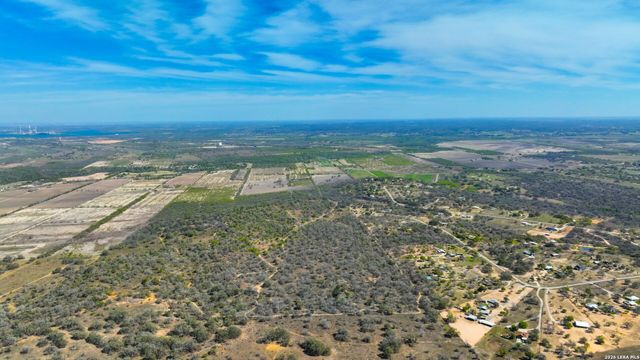 9521 Fm 1303, Floresville, TX 78114