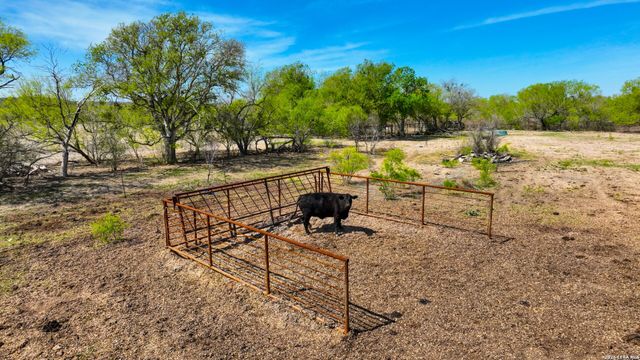 9521 Fm 1303, Floresville, TX 78114