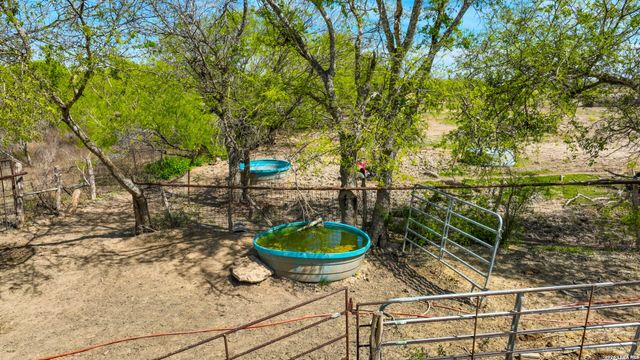 9521 Fm 1303, Floresville, TX 78114