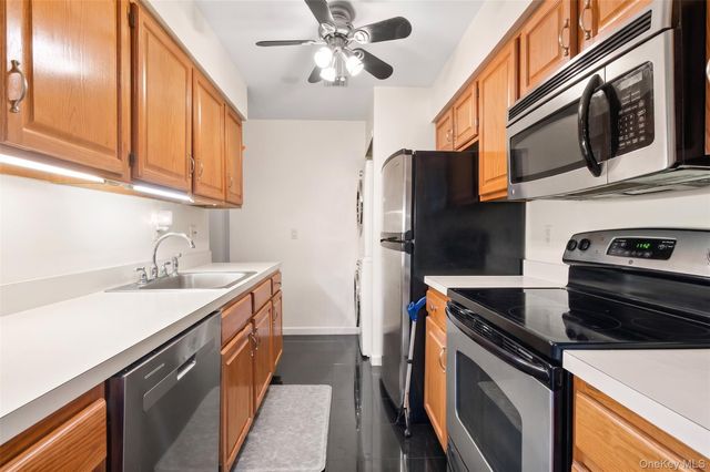 78 Cambridge Drive W, Copiague, NY 11726