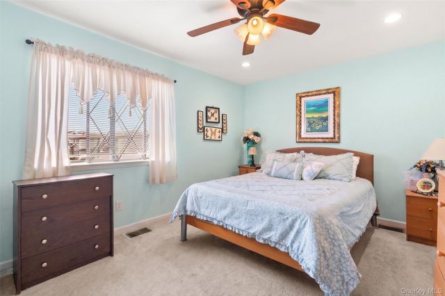 78 Cambridge Drive W, Copiague, NY 11726