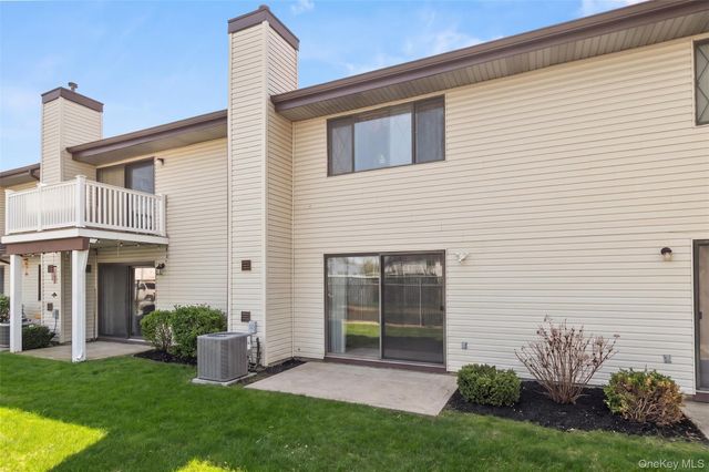 78 Cambridge Drive W, Copiague, NY 11726