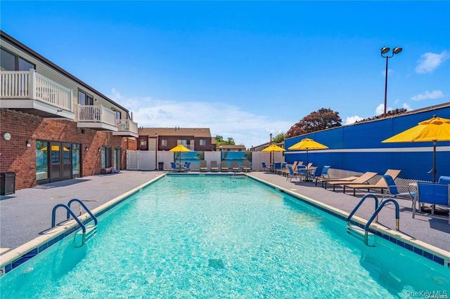 78 Cambridge Drive W, Copiague, NY 11726