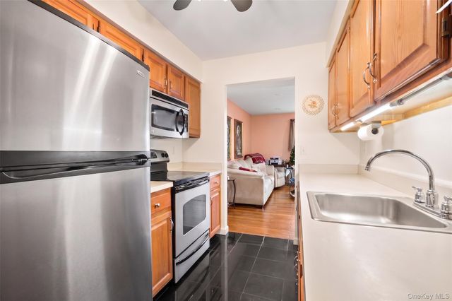 78 Cambridge Drive W, Copiague, NY 11726