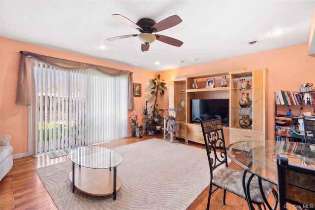78 Cambridge Drive W, Copiague, NY 11726