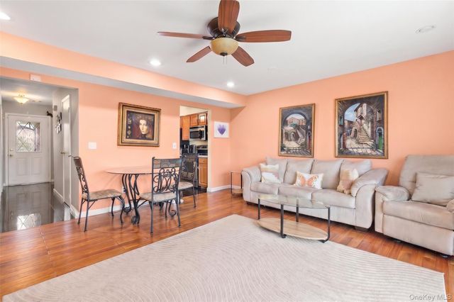 78 Cambridge Drive W, Copiague, NY 11726