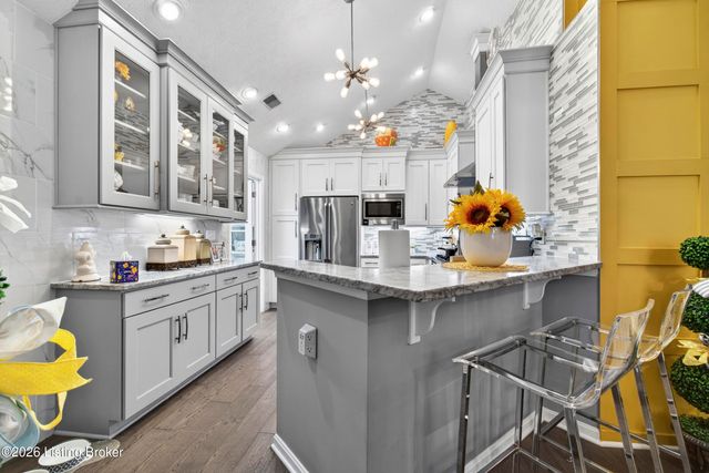 8112 Saint Andrews Village Dr, Louisville, KY 40241