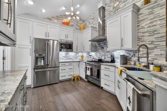 8112 Saint Andrews Village Dr, Louisville, KY 40241