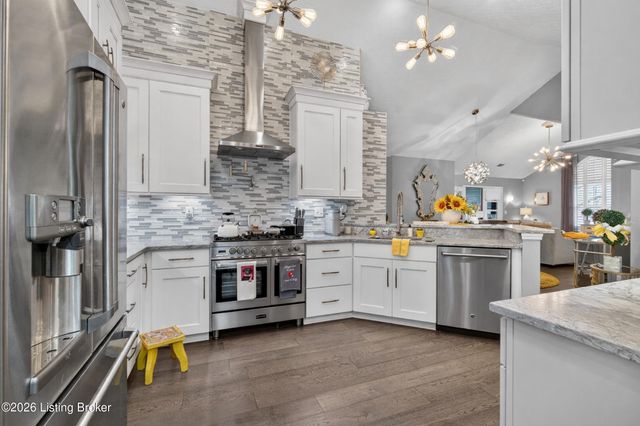 8112 Saint Andrews Village Dr, Louisville, KY 40241