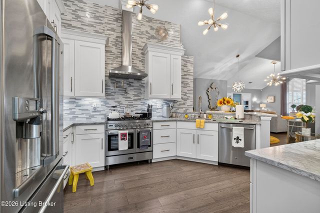 8112 Saint Andrews Village Dr, Louisville, KY 40241