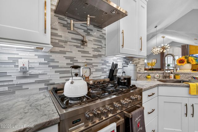 8112 Saint Andrews Village Dr, Louisville, KY 40241