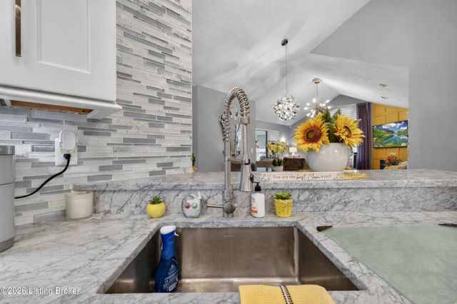 8112 Saint Andrews Village Dr, Louisville, KY 40241