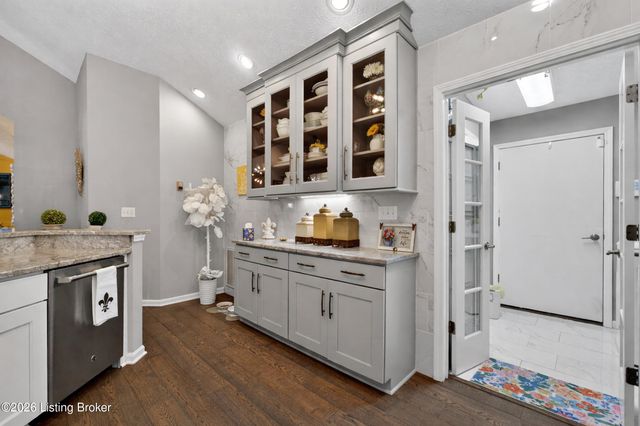 8112 Saint Andrews Village Dr, Louisville, KY 40241