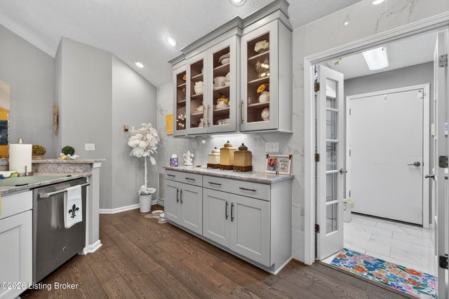 8112 Saint Andrews Village Dr, Louisville, KY 40241