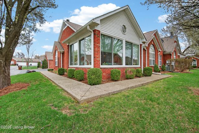 8112 Saint Andrews Village Dr, Louisville, KY 40241