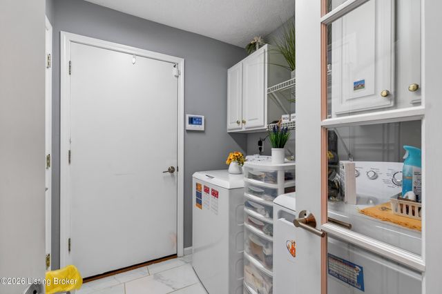 8112 Saint Andrews Village Dr, Louisville, KY 40241