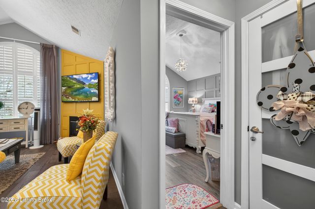 8112 Saint Andrews Village Dr, Louisville, KY 40241