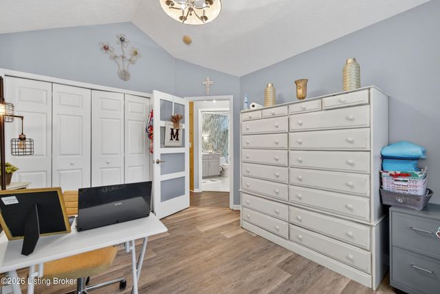 8112 Saint Andrews Village Dr, Louisville, KY 40241