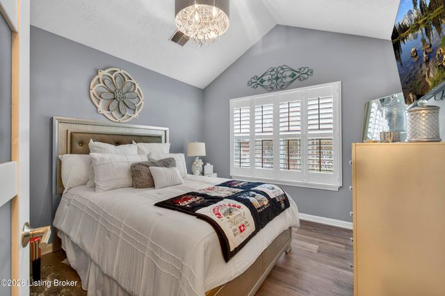 8112 Saint Andrews Village Dr, Louisville, KY 40241