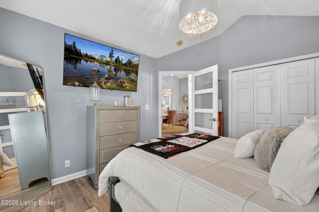 8112 Saint Andrews Village Dr, Louisville, KY 40241