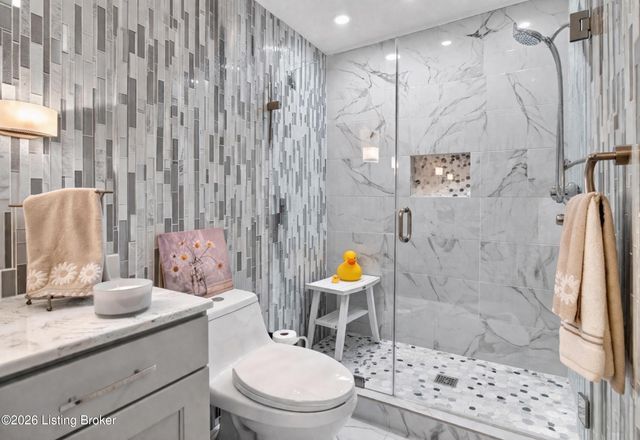 8112 Saint Andrews Village Dr, Louisville, KY 40241