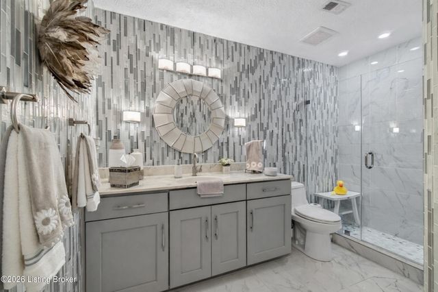 8112 Saint Andrews Village Dr, Louisville, KY 40241