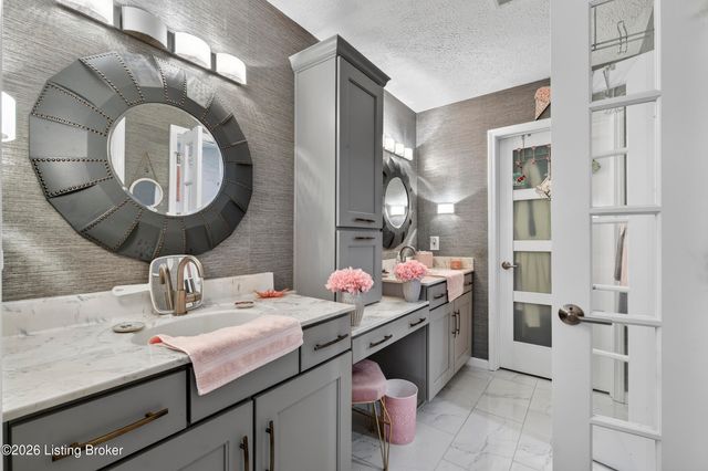 8112 Saint Andrews Village Dr, Louisville, KY 40241